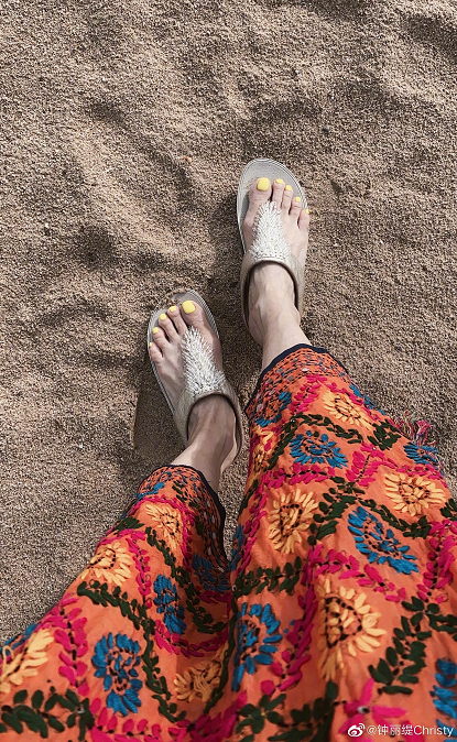 钟丽缇50岁生日将至，晒美照秀恩爱，皮肤吹弹可