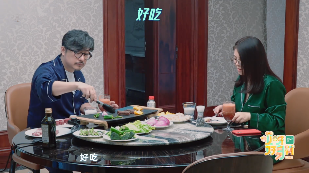 王岳伦殷勤给老婆烤肉煎鸡蛋，李湘奖励亲吻一