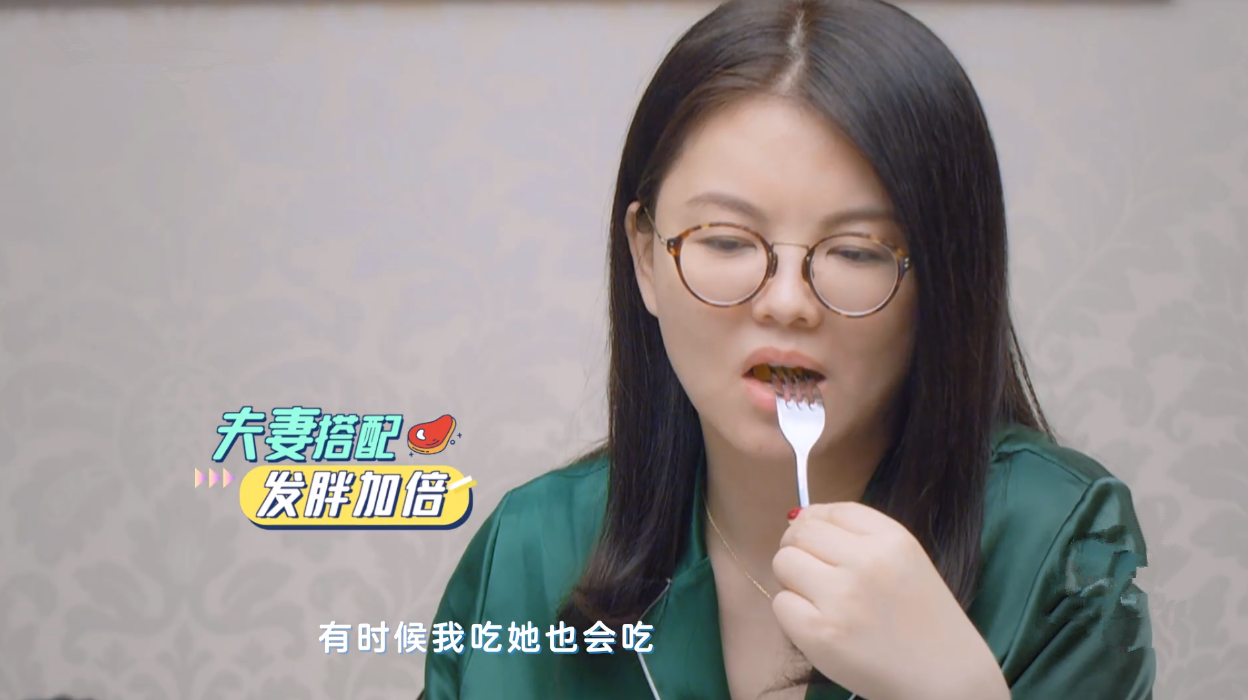 王岳伦殷勤给老婆烤肉煎鸡蛋，李湘奖励亲吻一