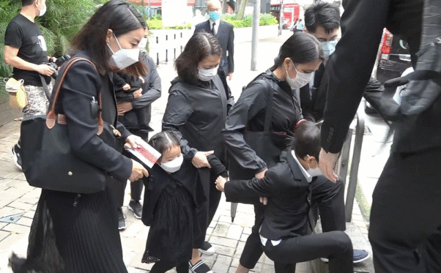 霍启刚郭晶晶带三娃送奶奶出殡，霍中曦化身暖