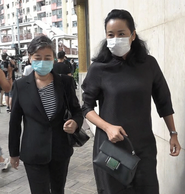 霍启刚郭晶晶带三娃送奶奶出殡，霍中曦化身暖