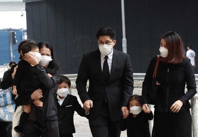 霍启刚郭晶晶带三娃送奶奶出殡，霍中曦化身暖