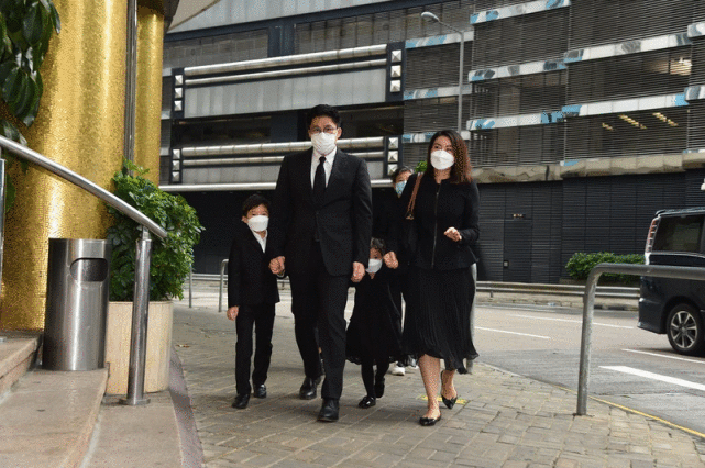 霍启刚郭晶晶带三娃送奶奶出殡，霍中曦化身暖