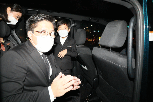 霍启刚郭晶晶带三娃送奶奶出殡，霍中曦化身暖