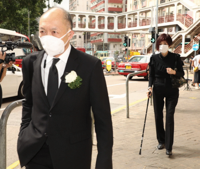 霍启刚郭晶晶带三娃送奶奶出殡，霍中曦化身暖