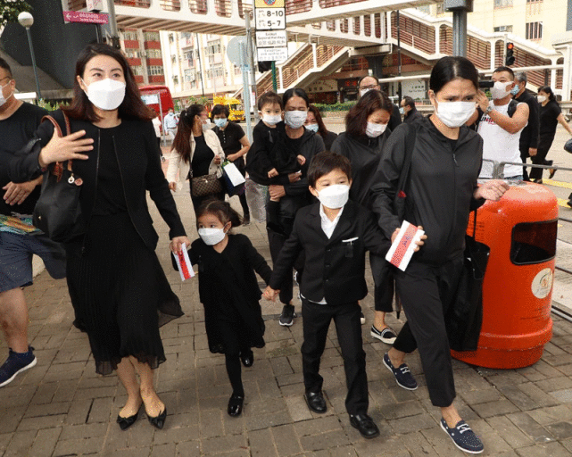 霍启刚郭晶晶带三娃送奶奶出殡，霍中曦化身暖