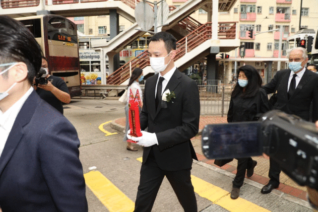 霍启刚郭晶晶带三娃送奶奶出殡，霍中曦化身暖