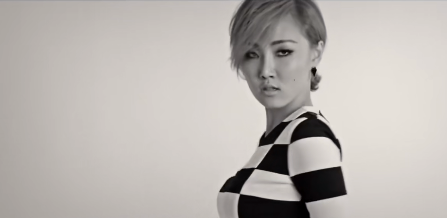 女团忙内出道时期的模样，15岁的郑秀晶稚嫩，