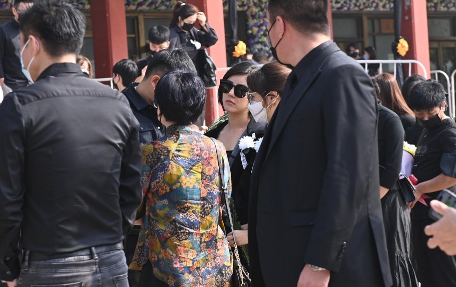 黄子韬父亲离世，追悼会从简举行，鹿晗等人送