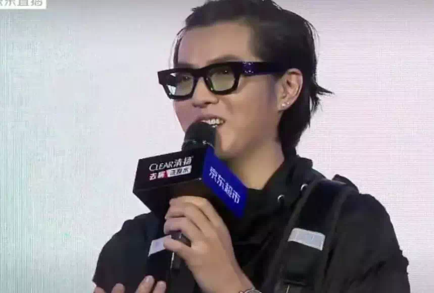 该从吴亦凡的“神颜”里走出来了