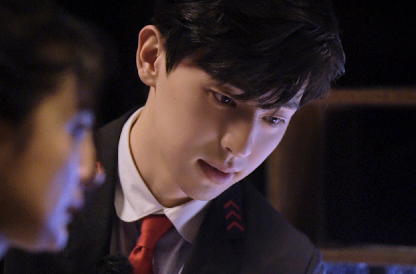 《密室逃脱》邓伦被“摸脚”，眼眶泛红头发炸