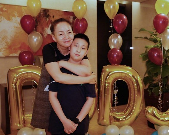 宋丹丹60岁生日宴曝光，除了亲生儿子，干儿子和