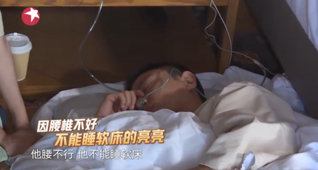 贾乃亮严重高反躺地吸氧，李小璐疑隔空鼓励：