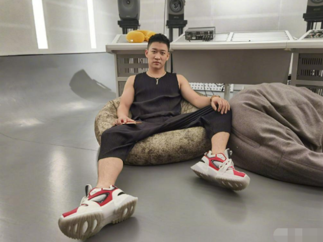 曹云金携3位美女行街，争风吃醋，绯闻女友小心