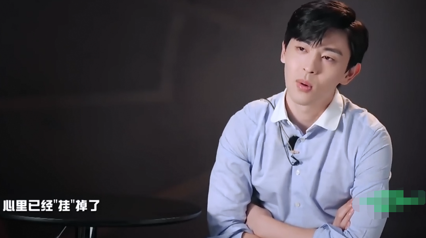 《密室逃脱》邓伦被“摸脚”，眼眶泛红头发炸