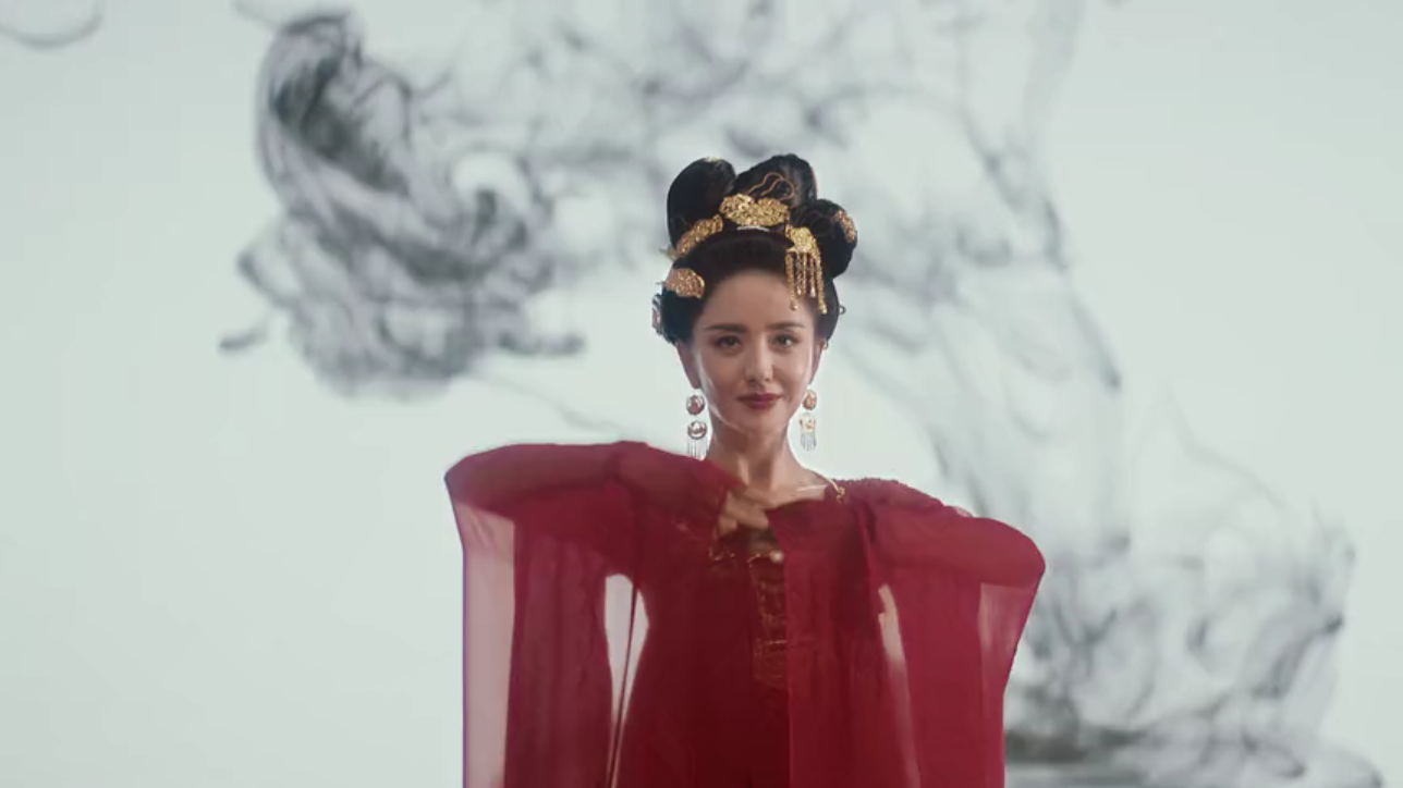 佟丽娅盛唐妆容大片来袭，红衣飘飘眼神犀利，