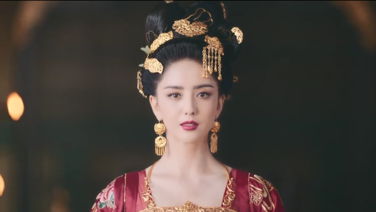 佟丽娅盛唐妆容大片来袭，红衣飘飘眼神犀利，