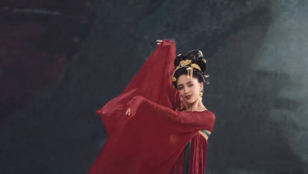 佟丽娅盛唐妆容大片来袭，红衣飘飘眼神犀利，