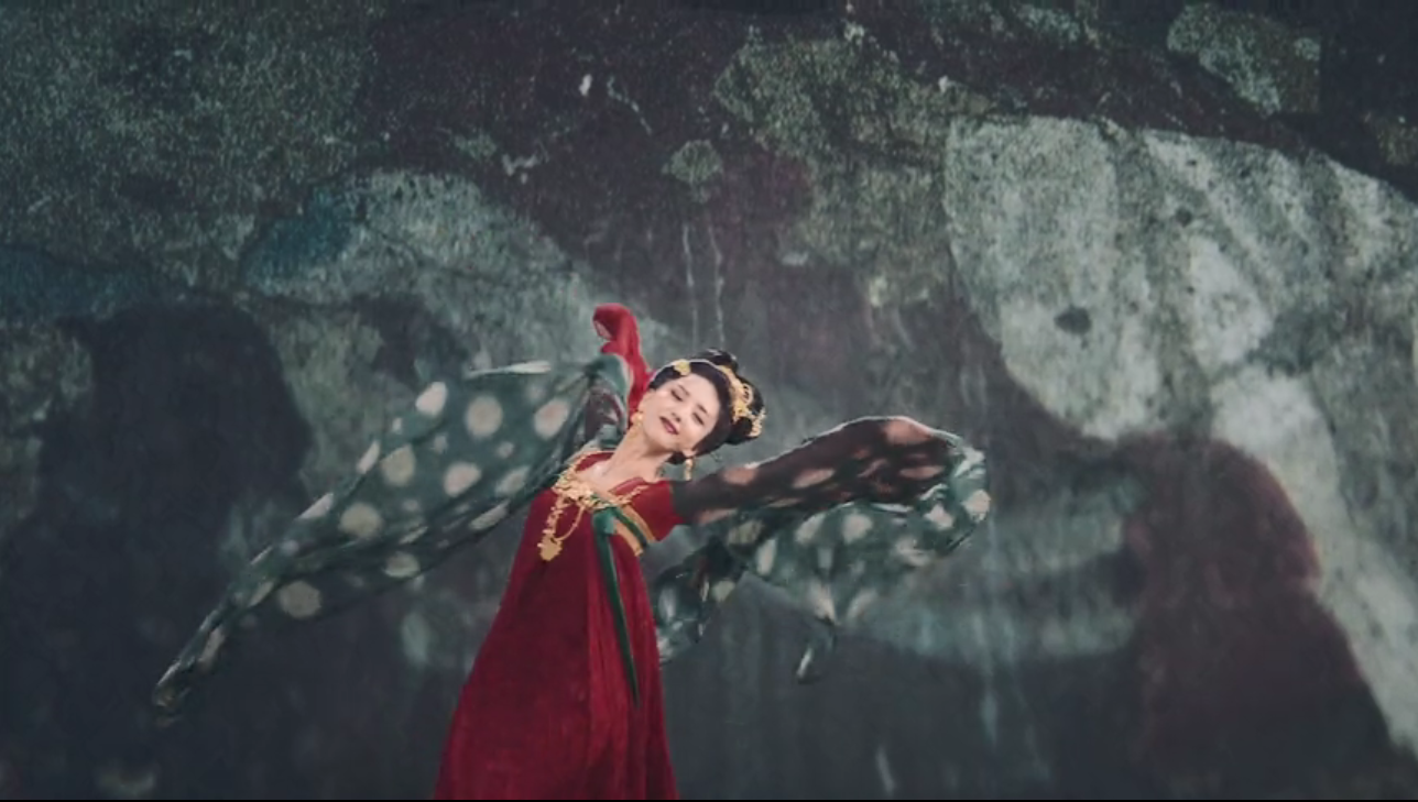 佟丽娅盛唐妆容大片来袭，红衣飘飘眼神犀利，