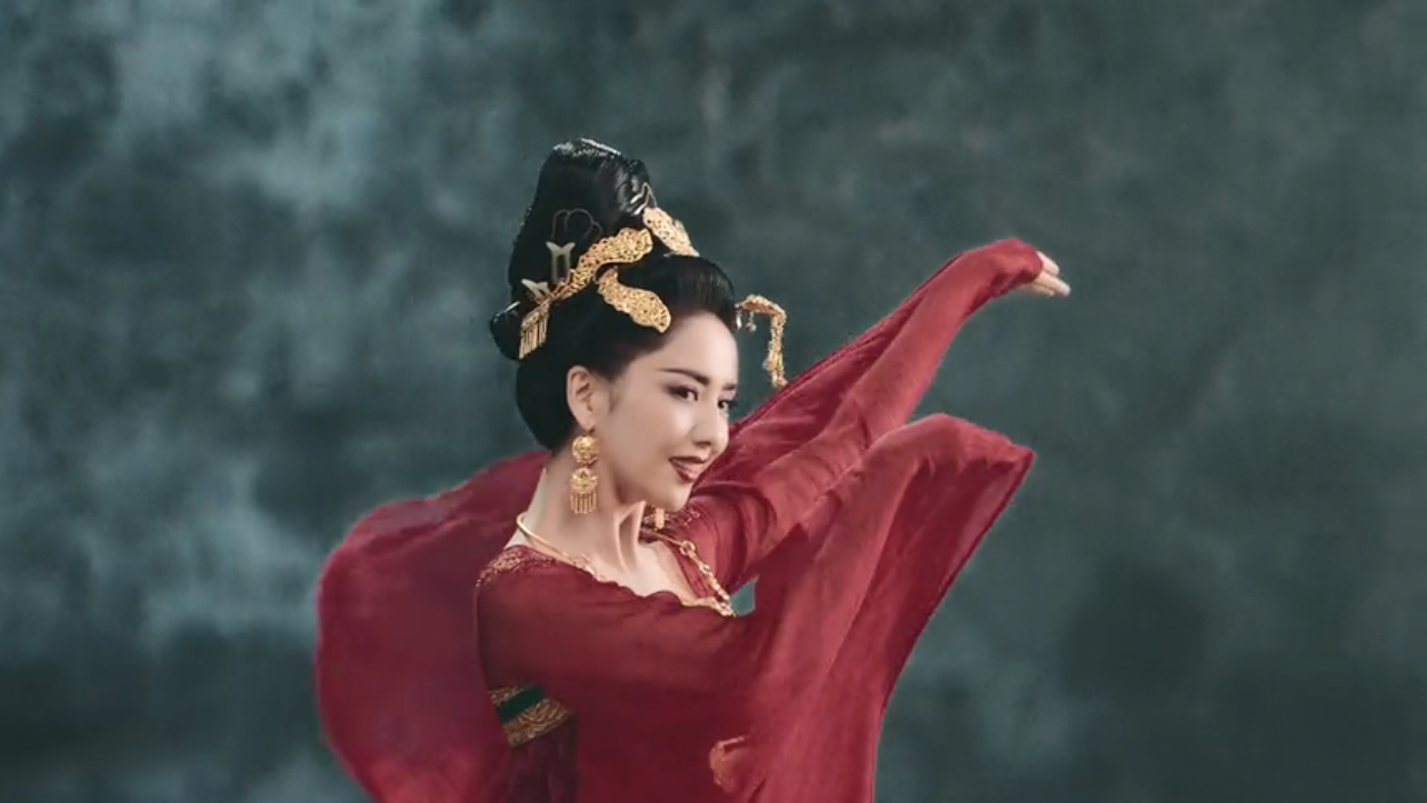 佟丽娅盛唐妆容大片来袭，红衣飘飘眼神犀利，