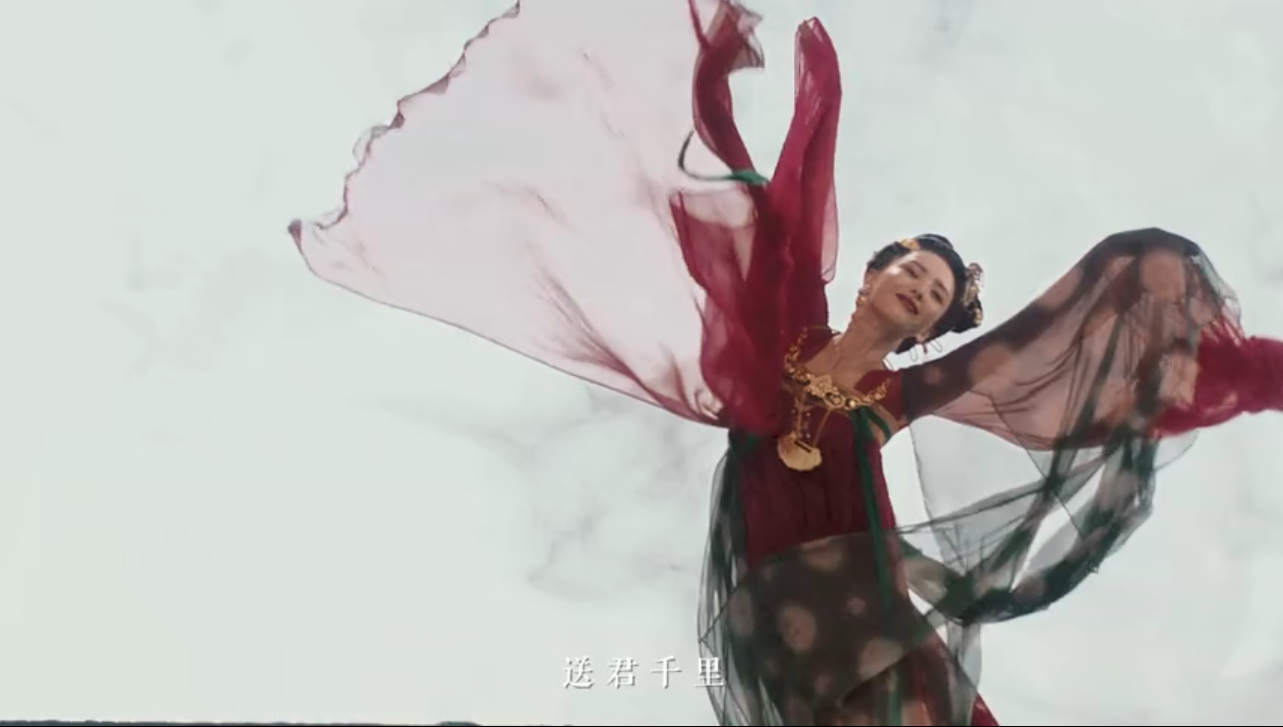 佟丽娅盛唐妆容大片来袭，红衣飘飘眼神犀利，