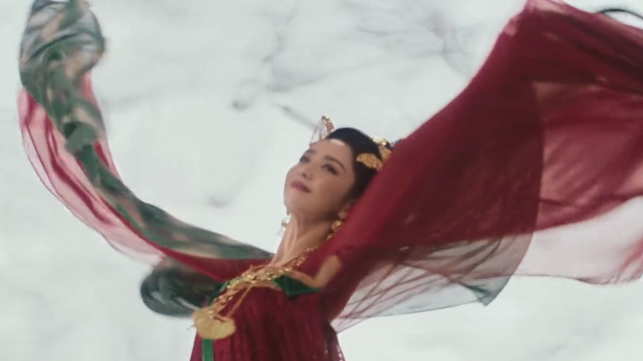 佟丽娅盛唐妆容大片来袭，红衣飘飘眼神犀利，