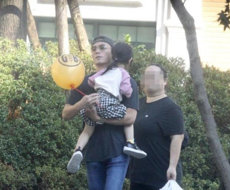 林心如女儿正脸曝光！随爸妈参加聚会不畏生，