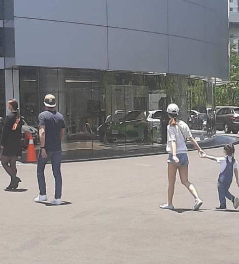 林心如女儿正脸曝光！随爸妈参加聚会不畏生，