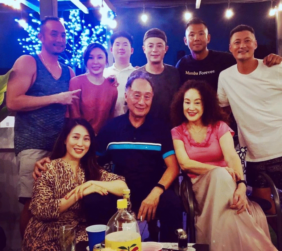 林心如女儿正脸曝光！随爸妈参加聚会不畏生，