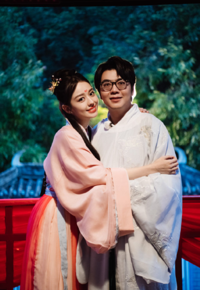 郎朗吉娜常亲吻，疑似郎朗前任朋友骂其不守妇