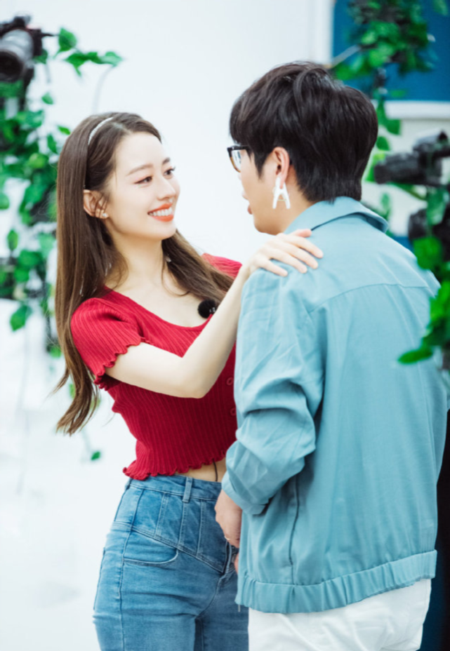 郎朗吉娜常亲吻，疑似郎朗前任朋友骂其不守妇