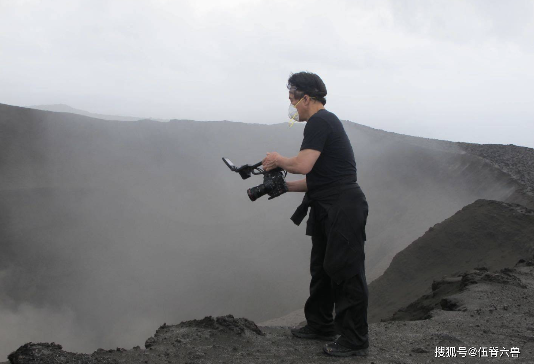 成龙低调现身陈木胜辞灵礼,脸上皱纹明显,头