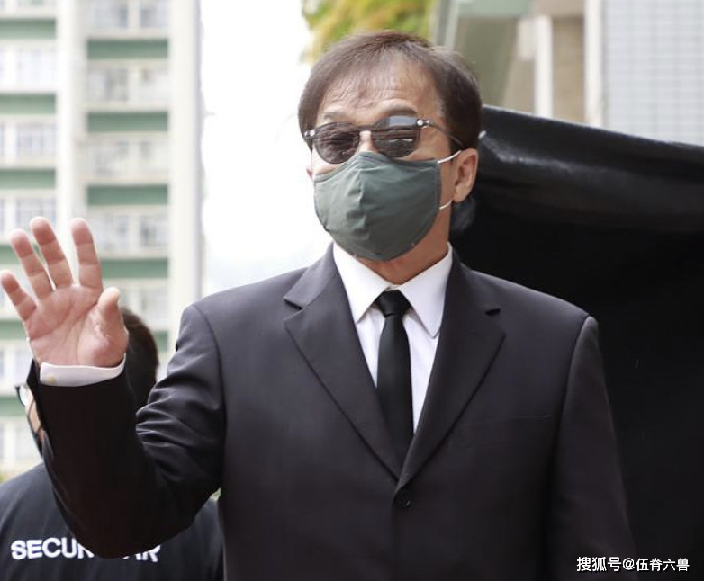 成龙低调现身陈木胜辞灵礼,脸上皱纹明显,头