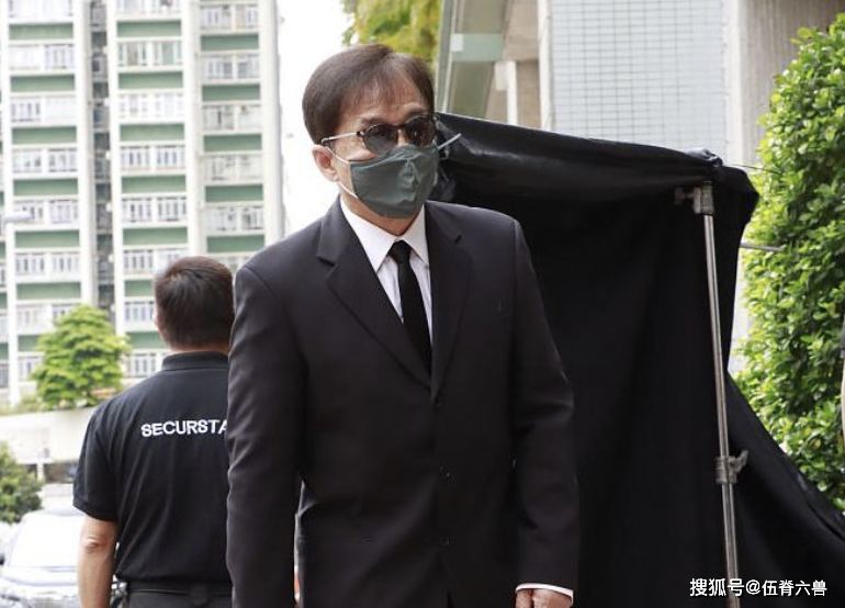 成龙低调现身陈木胜辞灵礼,脸上皱纹明显,头