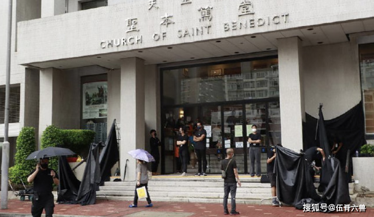 成龙低调现身陈木胜辞灵礼,脸上皱纹明显,头