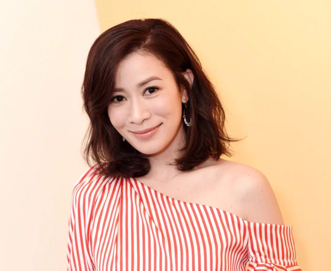 佘诗曼年赚过亿开豪车，摇滚装扮亮相街头似少