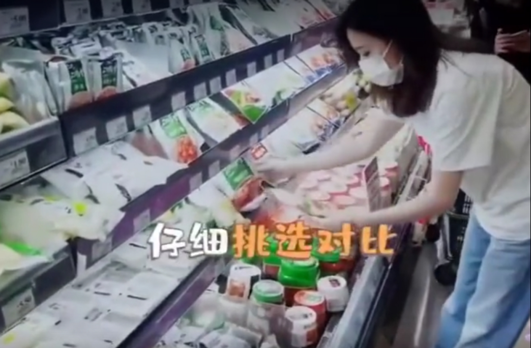 佘诗曼年赚过亿开豪车，摇滚装扮亮相街头似少