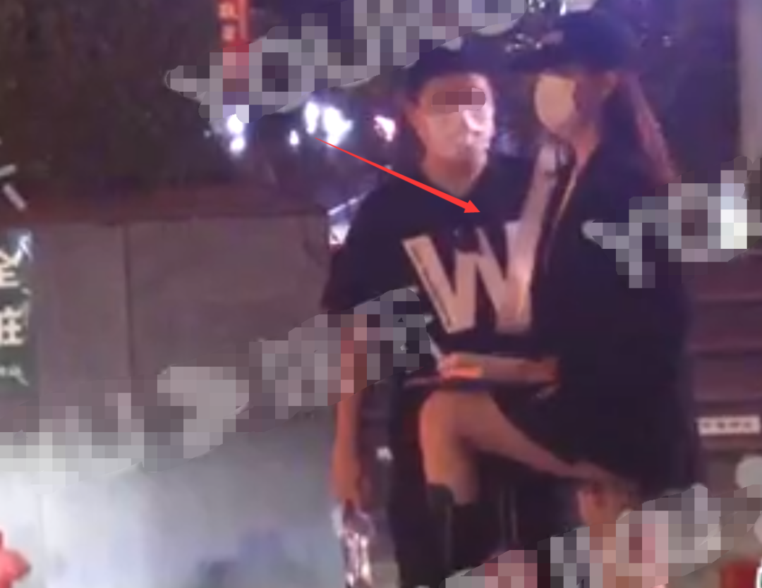 佘诗曼年赚过亿开豪车，摇滚装扮亮相街头似少