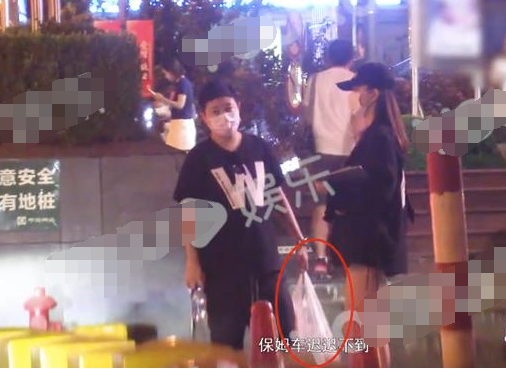 佘诗曼年赚过亿开豪车，摇滚装扮亮相街头似少