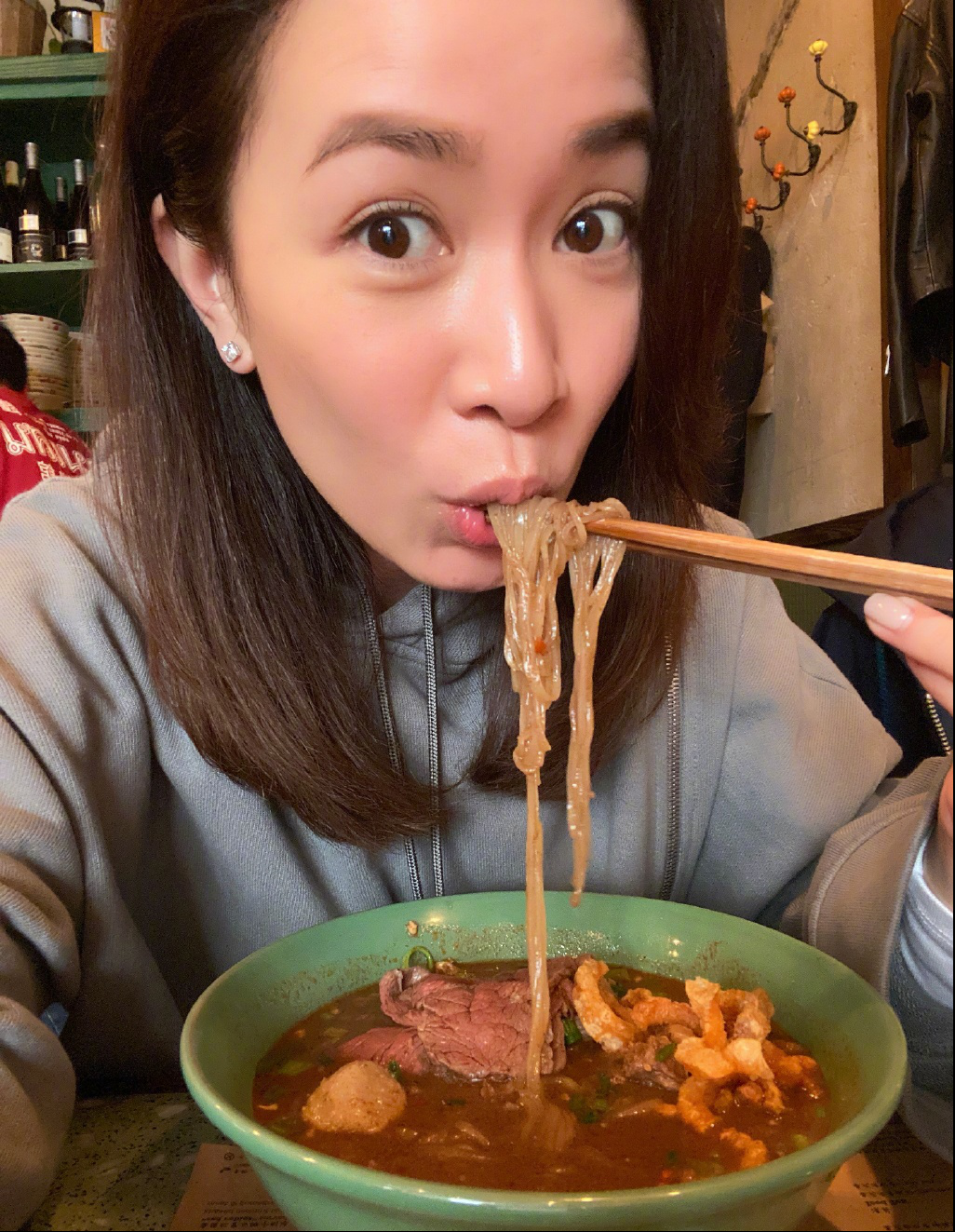 佘诗曼年赚过亿开豪车，摇滚装扮亮相街头似少