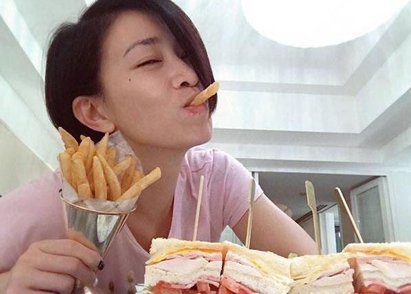 佘诗曼年赚过亿开豪车，摇滚装扮亮相街头似少