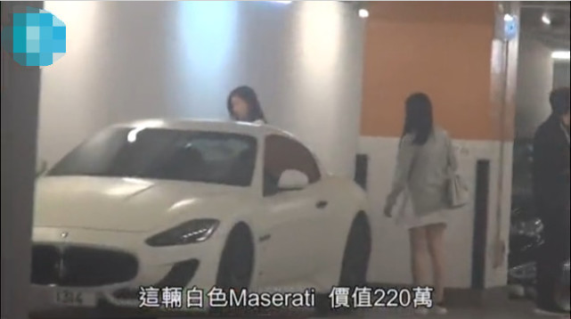 佘诗曼年赚过亿开豪车，摇滚装扮亮相街头似少