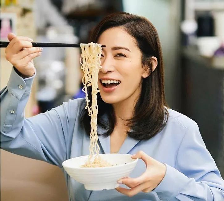 佘诗曼年赚过亿开豪车，摇滚装扮亮相街头似少