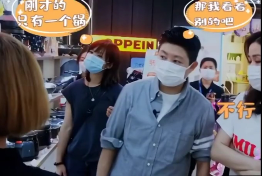 佘诗曼年赚过亿开豪车，摇滚装扮亮相街头似少