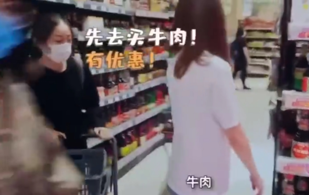 佘诗曼年赚过亿开豪车，摇滚装扮亮相街头似少