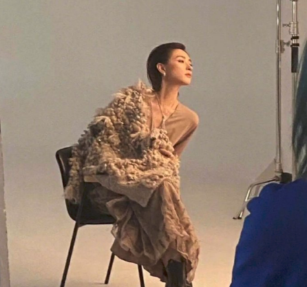 万茜人设崩塌？点赞宁静黑评，自称被盗号，官