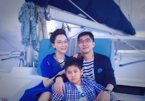 陈数老公深夜晒与表妹合照,大玩亲亲还搞后背