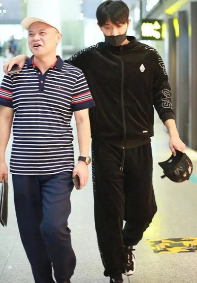 黄子韬父亲离世，追悼会从简举行，鹿晗等人送