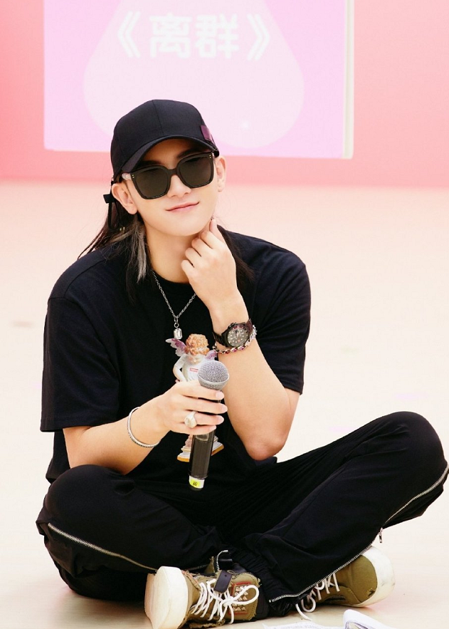 黄子韬父亲离世，追悼会从简举行，鹿晗等人送