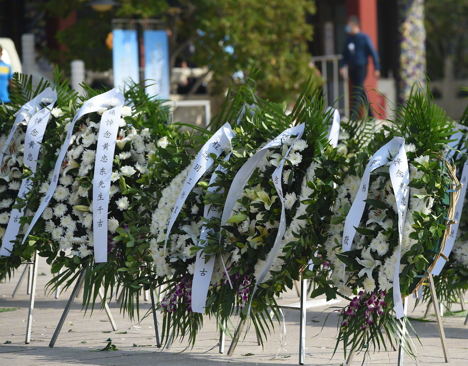 黄子韬父亲离世，追悼会从简举行，鹿晗等人送